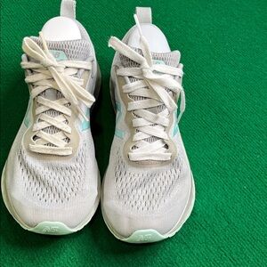 New Balance Women's Light Gray and Mint Athletic Shoes size 7,5